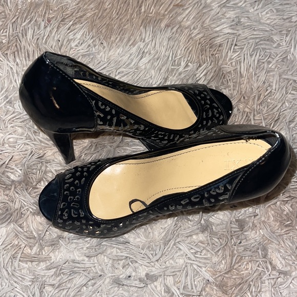 Black High Heels / Pumps Size 7.5 - Picture 2 of 5